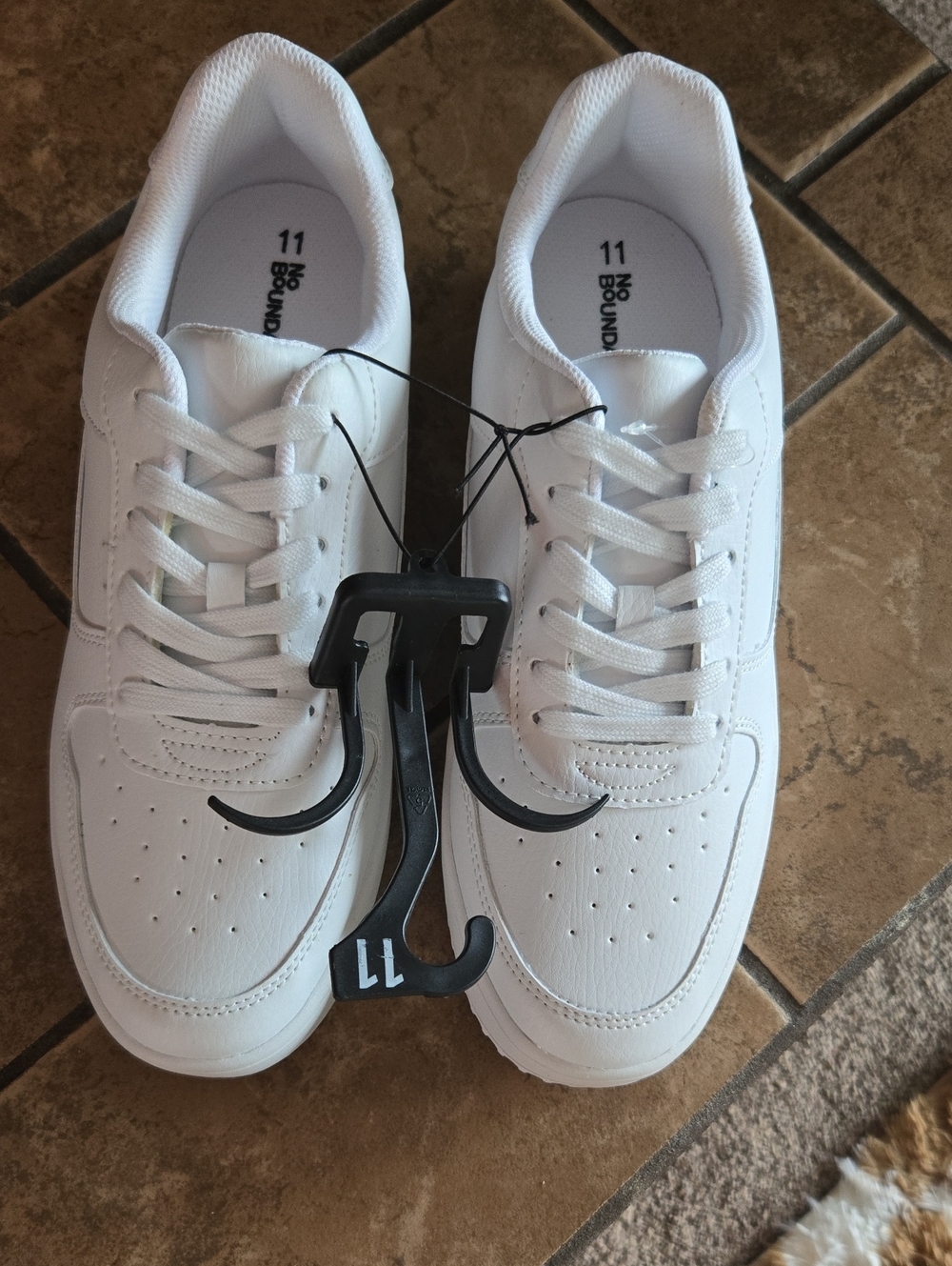 No Boundaries Women's White Low-Top Lace-Up Sneakers🤍